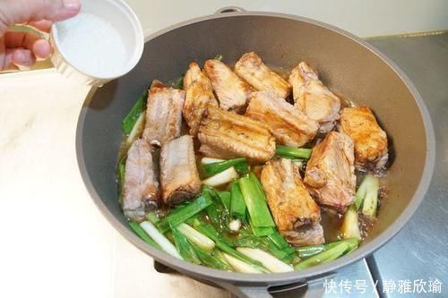 做排骨时,有人先焯水有人直接炖,老厨子全不对,教你正确做法