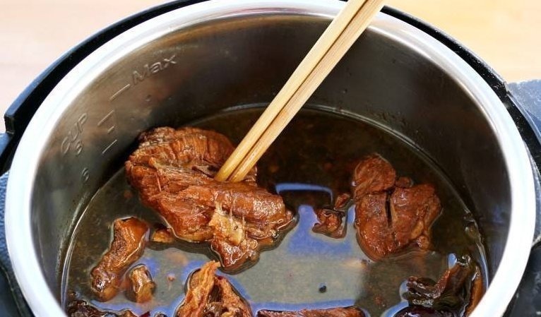 外面买来的卤牛肉，泛着“绿光”起初以为不能吃，营养师说出实情