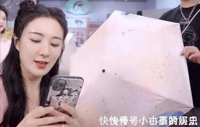 雨伞 薇娅懒人伞一晚爆红,39度出门不怕晒,网友防晒霜可以扔了!
