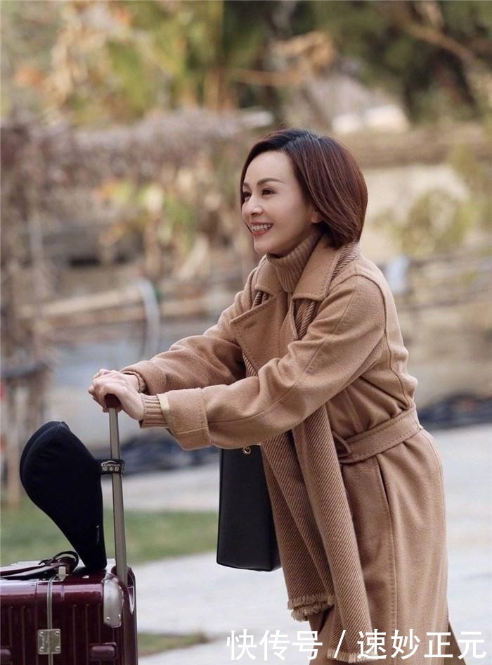 女人味 50岁左右的女人,发型不要留羊毛卷和黑长直,这些更洋气