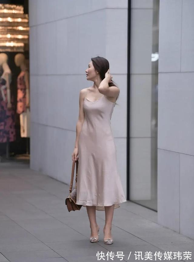 街拍|街拍美图 吊带连衣裙穿搭的小姐姐