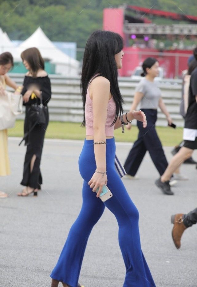 高跟鞋 运动风喇叭裤显腿长,搭配粉色上衣减龄同时突出优雅高贵的气质