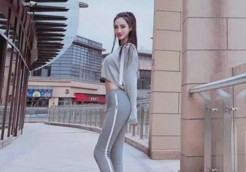 身材窈窕的打底裤小姐姐,散发甜美气质,很有吸引力!