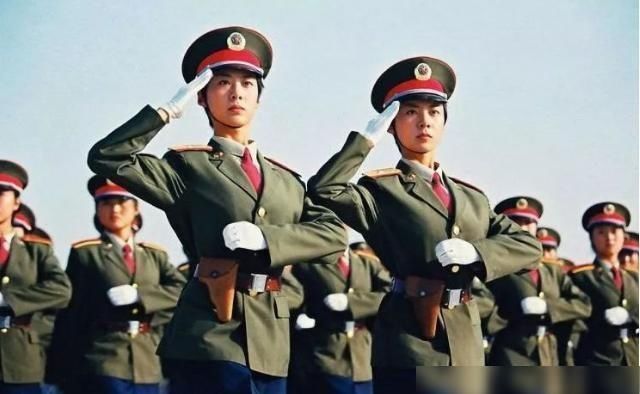 女兵|99年因阅兵走红的双胞胎女兵，拒绝高薪商业合作，她们后来如何