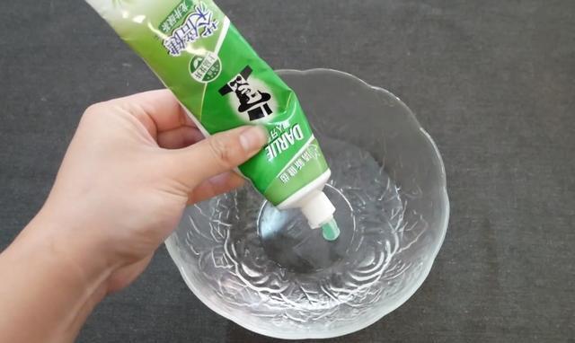 赶紧把牙膏挤到白醋里,真是厉害了,了解一下,学会告诉家里人