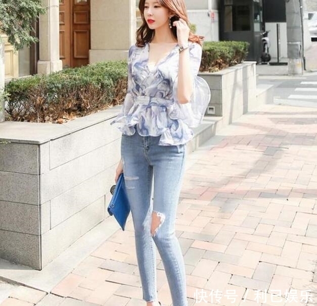 时尚|时尚穿搭:紧身牛仔裤优雅的穿搭衬托时尚感,展现高雅淑女范!