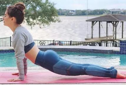 前屈式|腹部不适胃胀气瑜伽体式来改善,提升消化能力,排除体内毒素!