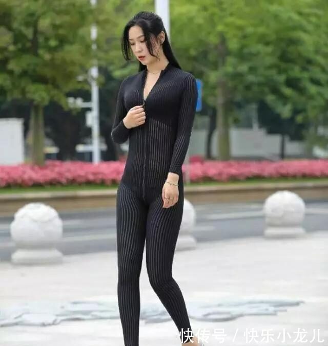 紧身 青春朝气的打底裤展现纤细的腰身,散发着浓郁的时尚气息