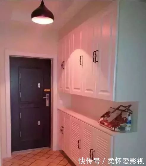 卫生间|老婆不顾家人的反对,卫生间就砌半堵墙,完工后全家都夸她聪明