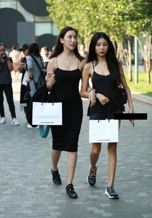 路人街拍“一长一短”的黑色系姐妹花，长得高果然有优势啊