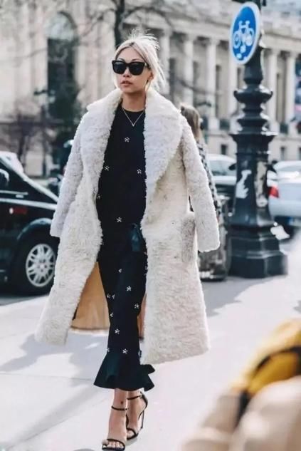 最近火了一种穿法：羊羔毛外套+裙装，时髦不冻人，潮人都上头了