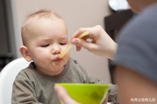 满月宝宝戴五只金戒指,玩着玩着误吞一只,家长这么不走心?