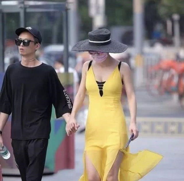 吊带背心|路人街拍，美女淡粉色吊带背心搭配打底裤，凸显时尚气质