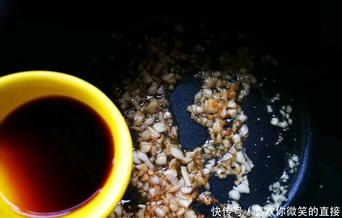 家人都喜欢吃的一道蒜蓉金针菇,简单好操作,味道不比烧烤的差