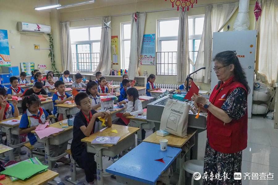 志愿者|老年大学志愿者走进小学课堂，老少共度中秋节