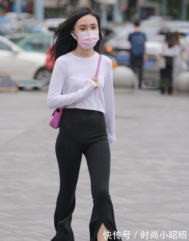 黑裤子 白上衣配黑裤子，时尚漂亮，简单的设计也有不同的美