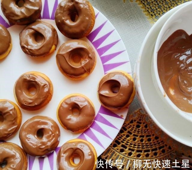 蛋糕|巧克力甜甜圈，蛋糕质地松软香甜！