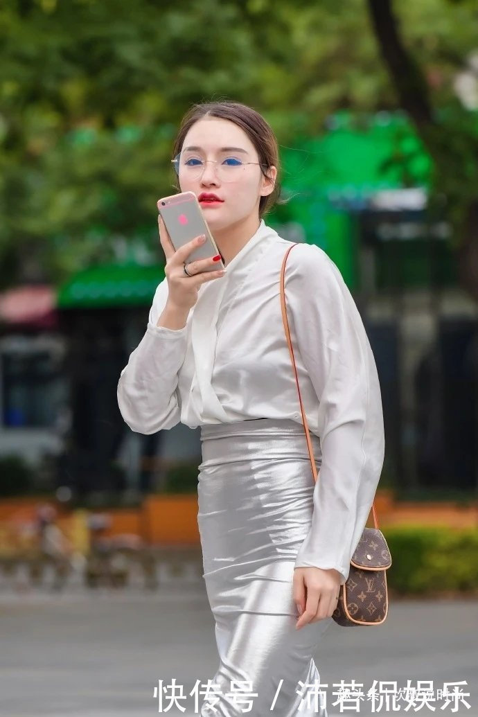 高跟鞋 银色半身裙真“亮眼”,搭配高跟鞋,乍一看以为是“贵妇”