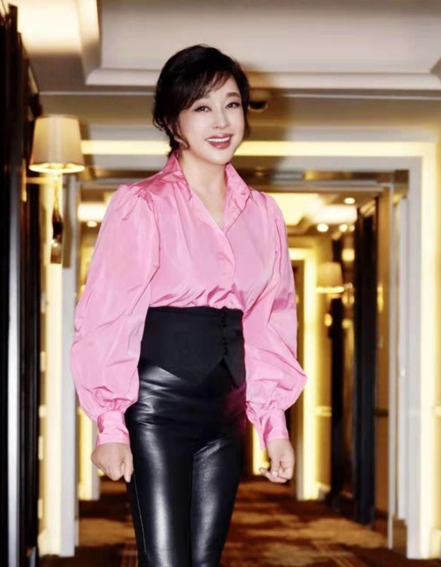 生意|刘晓庆一幅字卖108万,书协大佬:她不缺钱,何必抢专家生意