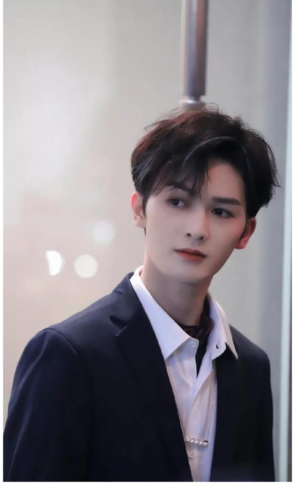 時(shí)尚先生|娛樂(lè)爆料：肖戰(zhàn)、蔡徐坤、白敬亭、朱正廷、劉昊然、劉宇寧、景甜