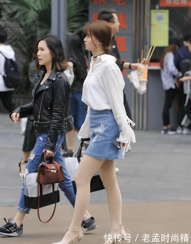 街拍|街拍小姐姐白衬衣配牛仔短裙,肉色丝袜配高跟凉鞋,清新气息弥漫