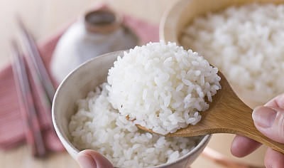 隔夜饭|隔夜米饭，到底能不能吃？营养师：很多人不知道，看完转发家里人