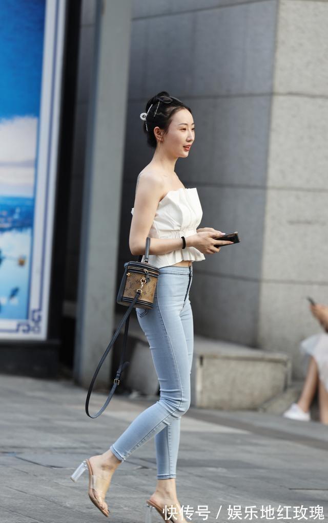 半袖|身着灰色半袖上衣露出腰线十分有个性,长发十分引人注目