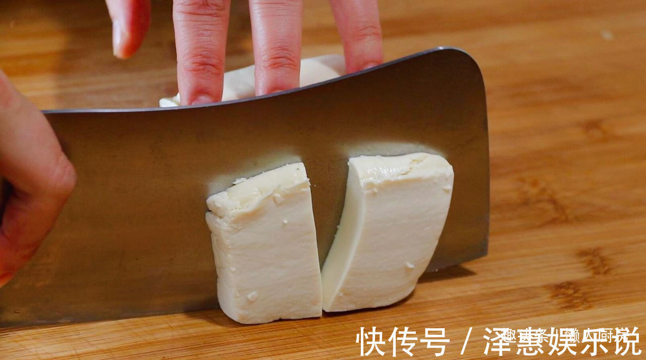 这是豆腐鱼头的快手做法,豆腐不油煎,鱼头不红烧,蒸一下就好了