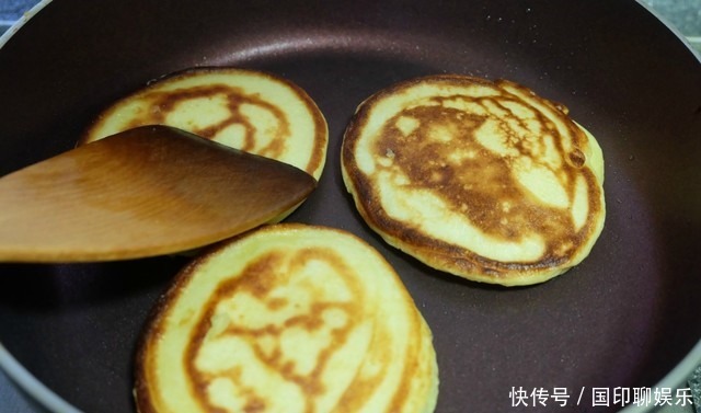 玉米面饼简单又好吃,搅一搅拌一拌,3分钟煎一锅,香软营养好