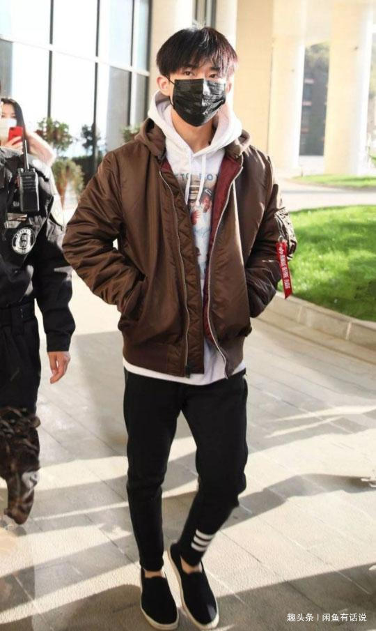 比尔盖茨 男人别总穿皮鞋,闷脚!现在大佬都爱穿“千层底”,舒服还有范