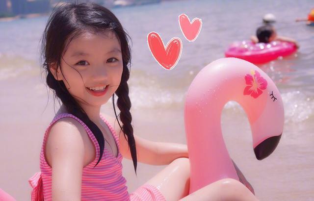 還記得萌娃阿拉蕾嗎?4年后的近照曝光,網(wǎng)友:眼睛不敢認(rèn)了