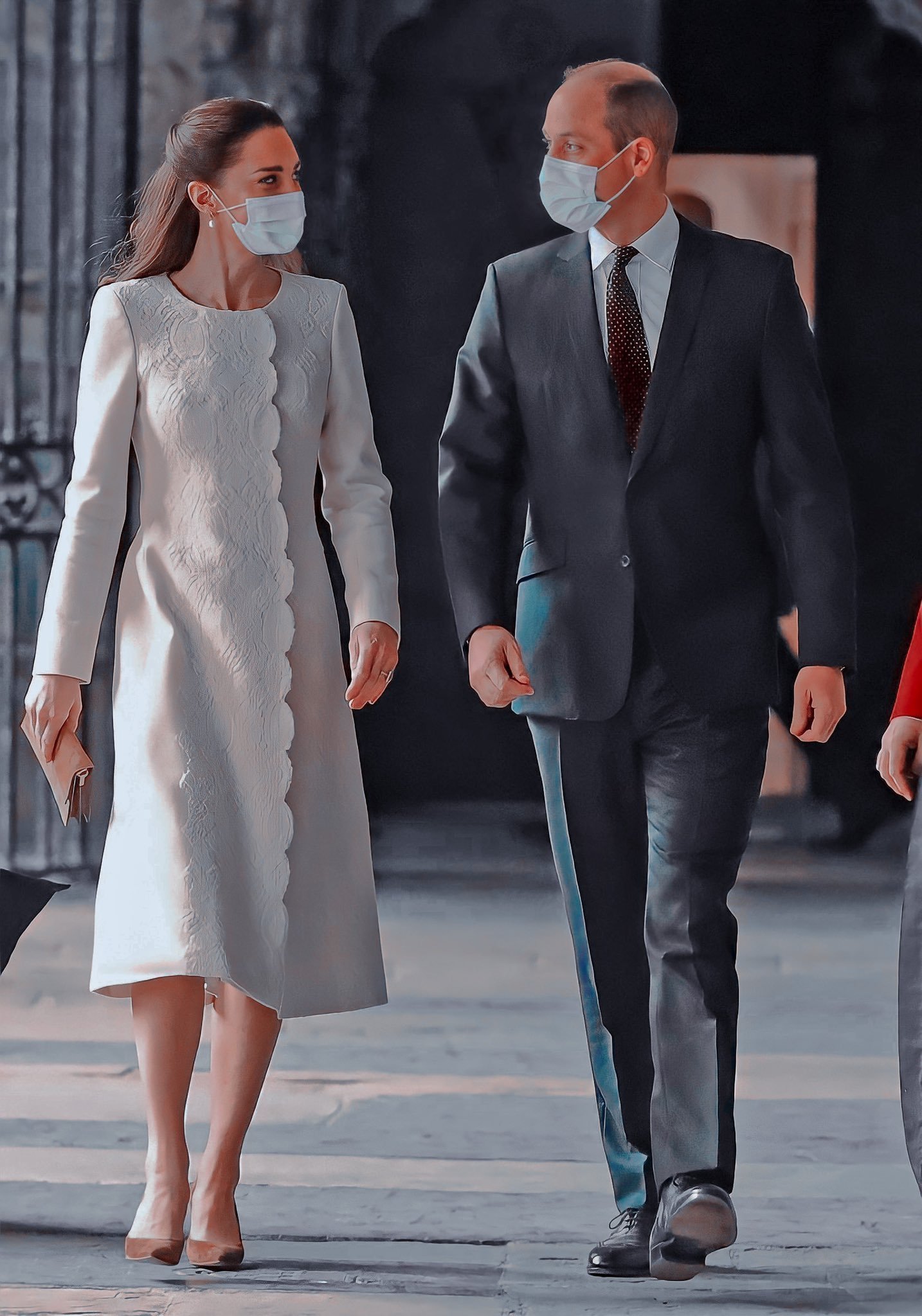 皮帕|凯特为迎结婚10周年做医美?穿婚纱大衣重回婚礼教堂,皮肤太平整