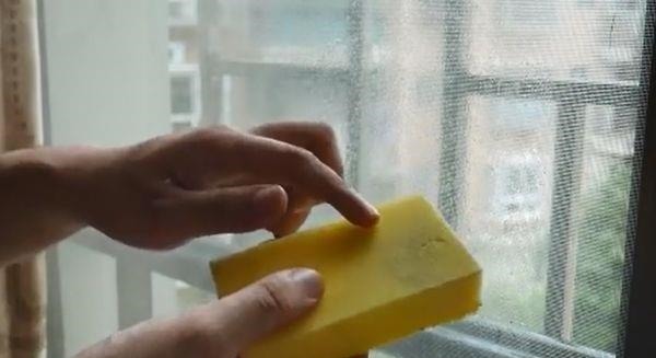 纱窗脏了根本不用拆下来洗,只需用一根香烟,纱窗立马干净如新