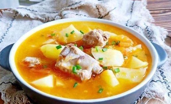 香辣毛肚，土豆排骨汤，芹菜炒香干，青椒炒平菇的做法