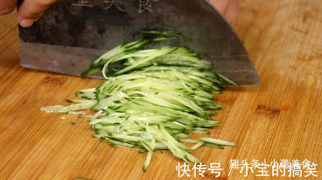 吃早餐换个新花样,1根胡萝卜1根黄瓜,轻松做早餐饼,太好吃了