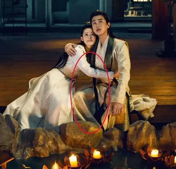 唐艺昕|李沁挽张若昀胳膊上热搜,女演员为了避嫌也需“礼仪手”吗