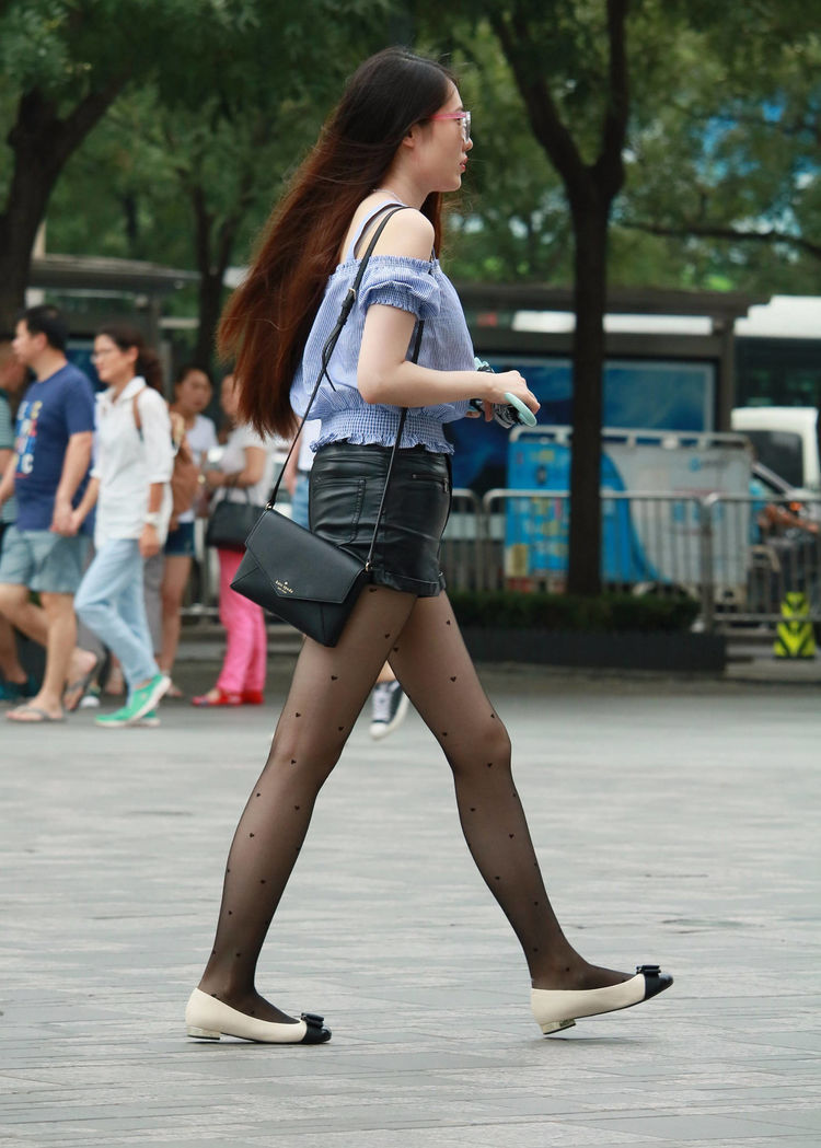  可爱|街拍：可爱清纯的大学生妹子，也有时尚一面