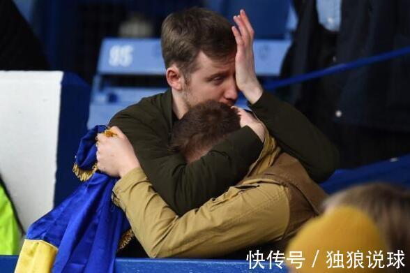 英超联赛|英超赛场出现乌军国旗！观众席多人抱头痛哭，球迷称已被破防