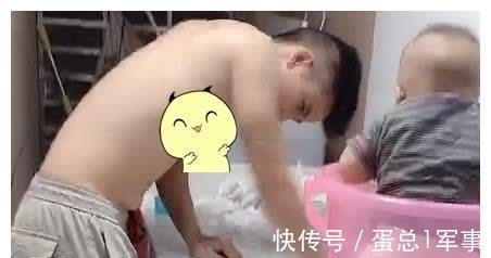 潘多拉|“最卖力奶爸”洗衣带娃两不误走红,萌娃蹲在桶里实力“监工”