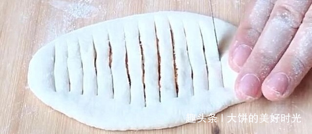 大饼|面粉加鸡蛋，不用烤箱，做孩子爱吃的小面包，喷香诱人，上桌吃光