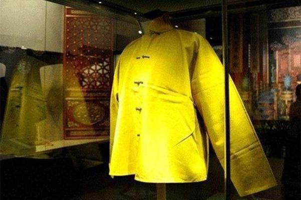 黄马褂|康熙到一老妇家吃饭，老妇：你不能坐这儿！康熙：大胆，赏黄马褂