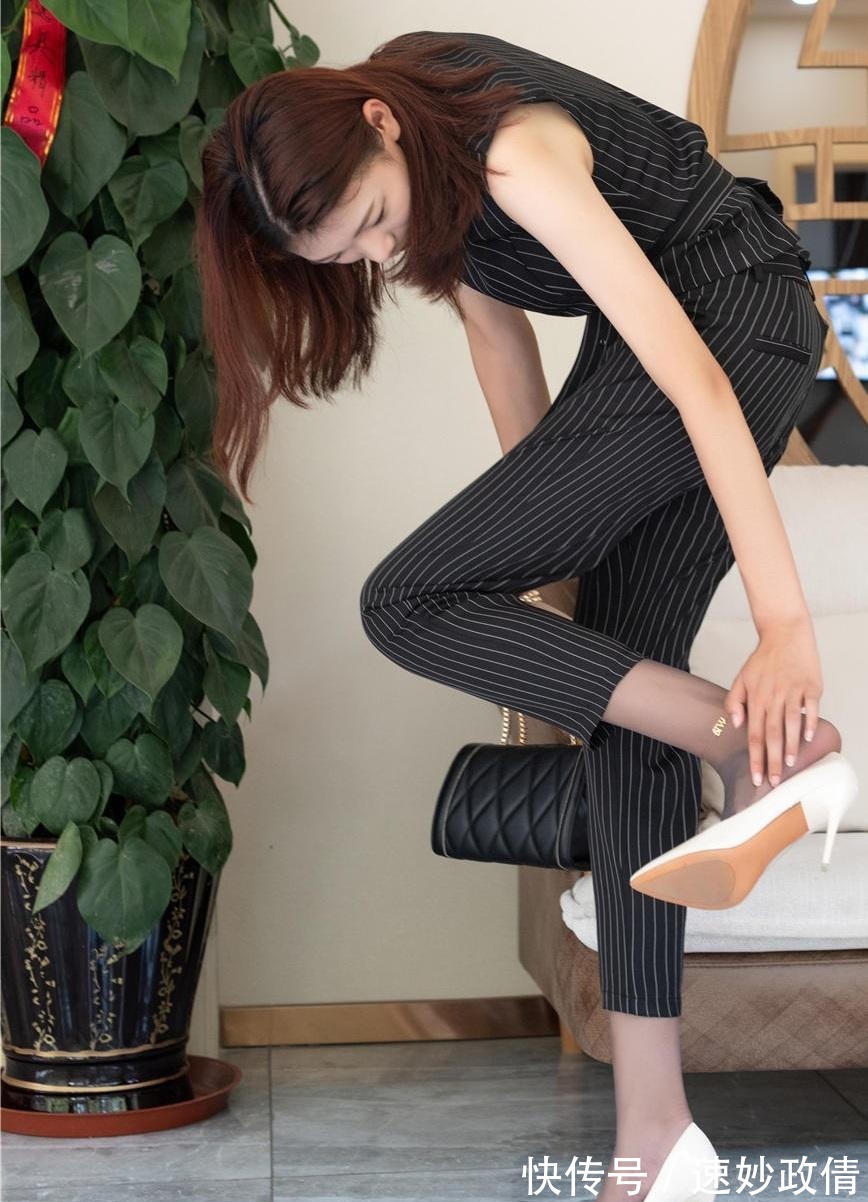 时尚|黑色条纹套装配一双白色尖头细跟高跟鞋,时尚干练有型