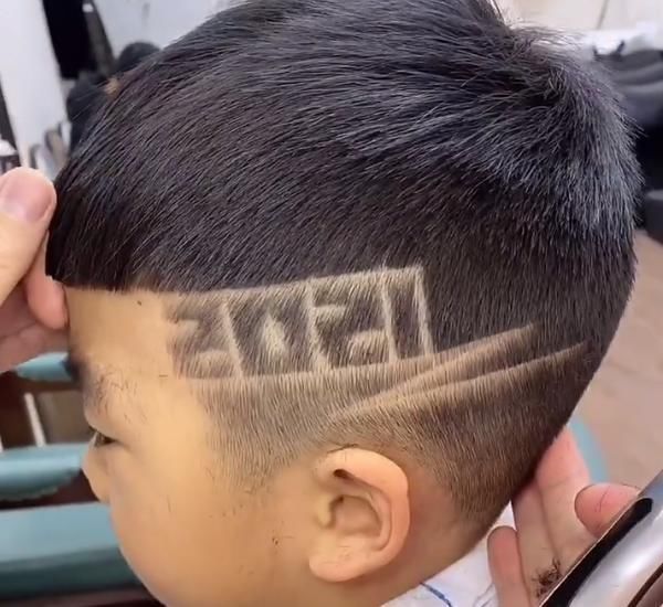 发型|小男孩新年剃了款个性雕发，居然让人看出艺术感，女生：这才是小鲜肉