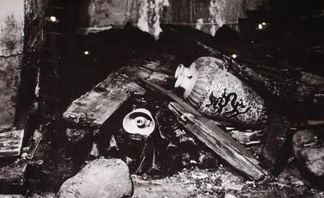1956年定陵发掘现场,大量文物遭毁灭性损毁,皇帝遗骨被焚烧