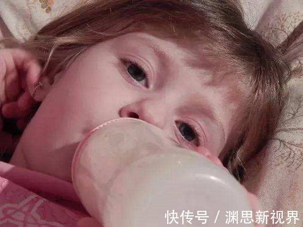 奶瓶|宝宝断奶半个月,在小姨怀里的表情亮了,妈妈我不要面子的吗