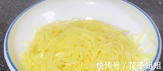 土豆丝想做成饭店里的味道是有技巧的，教你一招，酸爽开胃又下饭！