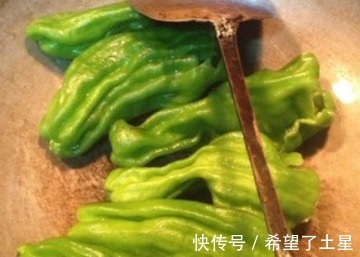 炒虎皮青椒，先放油，还是青椒很多人不懂，难怪青椒油腻不入味！