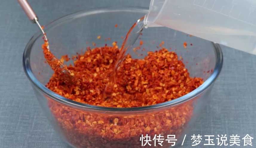 做辣椒油时,直接淋热油是错误的,教你一个做法,辣椒油又香又辣!