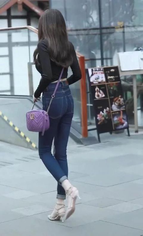 小姐姐|这个靓姐穿8cm高的“吸盘鞋”,双腿迈开1米，是怎么做到的