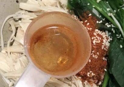 冬季，我常给家人做这菜，清爽可口，开胃又下饭，简单一拌就搞定
